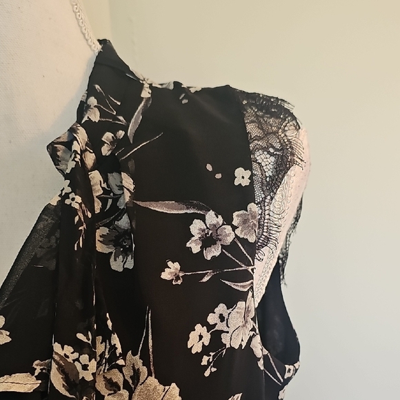 White House Black Market Black and White Floral Blouse - Picture 3 of 8